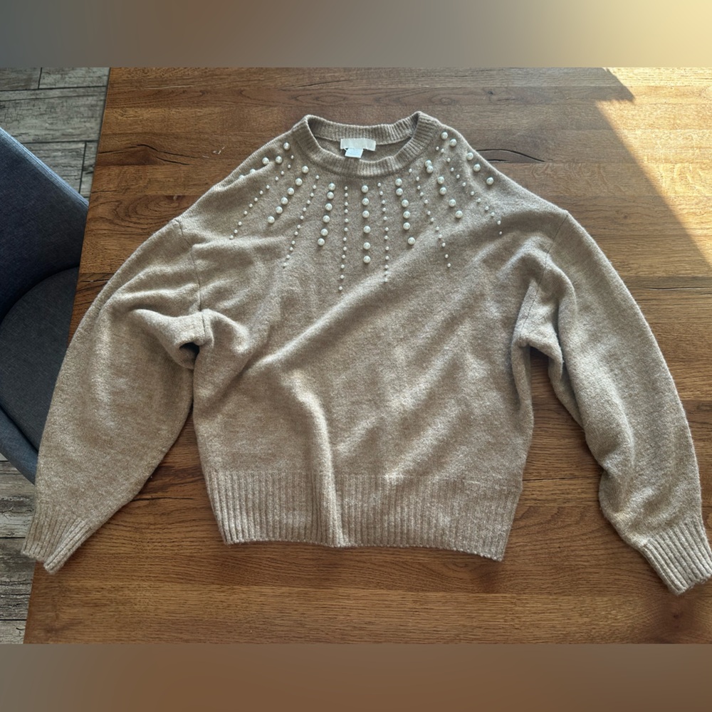 Lightly worn H&M sweater -Small